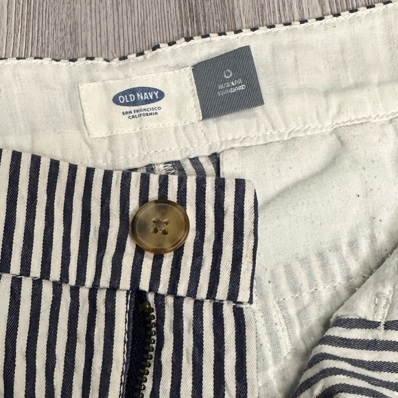 Old Navy - Everyday Shorts - 5” Inseam - Sz 0 - Blue/White Seersucker - Picture 4 of 7